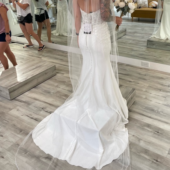 Elegant White Wedding Dress - Picture 5 of 7